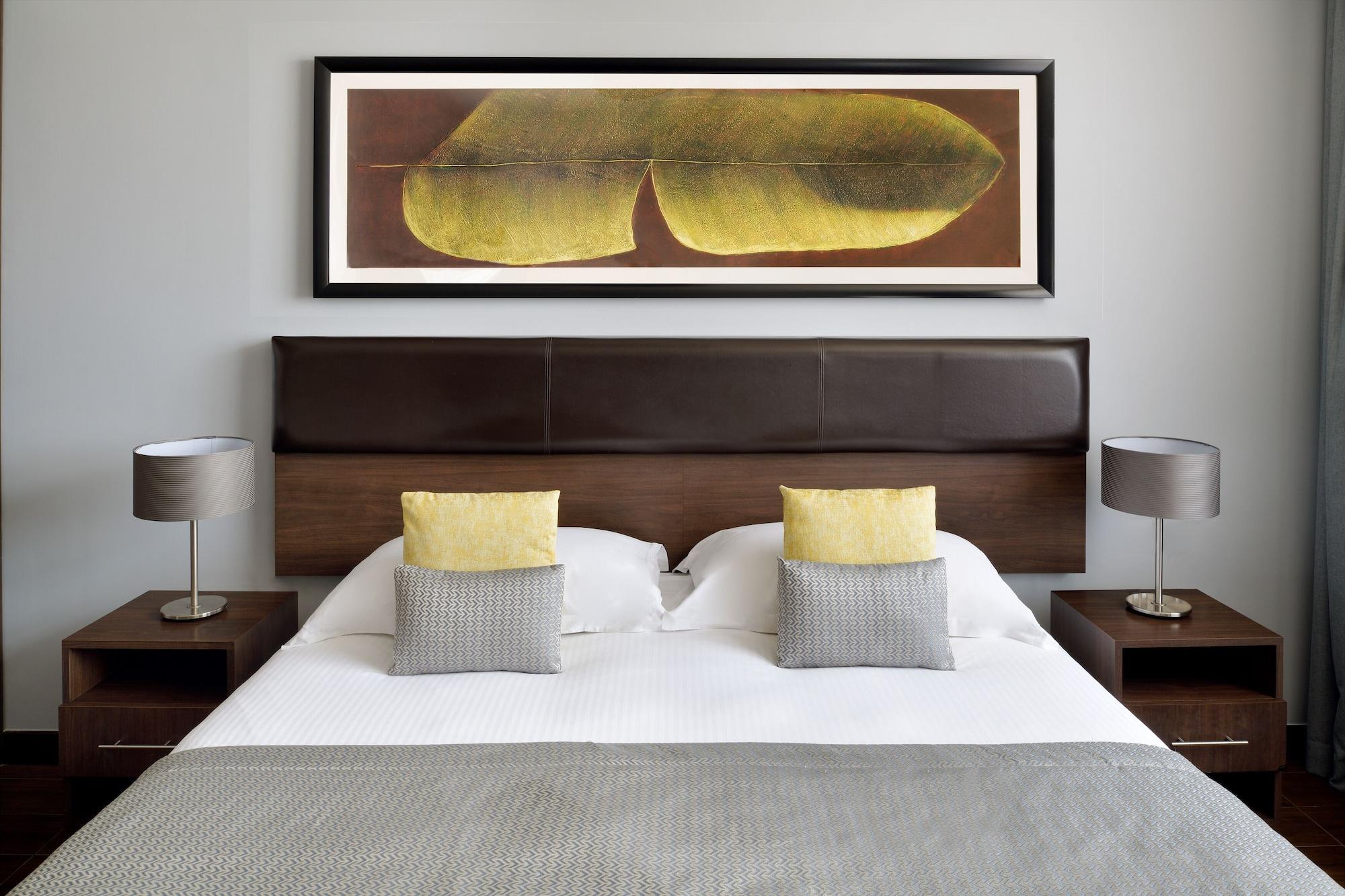Moevenpick Hotel Apartments Al Mamzar Dubai Ngoại thất bức ảnh A bedroom at the hotel