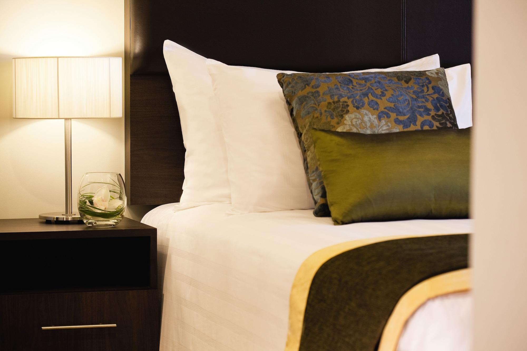 Moevenpick Hotel Apartments Al Mamzar Dubai Ngoại thất bức ảnh A bed with a throw