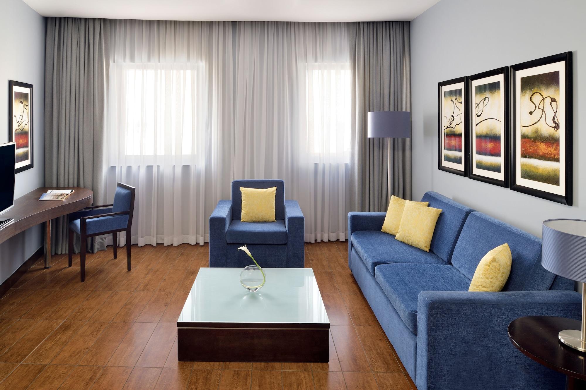 Moevenpick Hotel Apartments Al Mamzar Dubai Ngoại thất bức ảnh A living room with a sofa