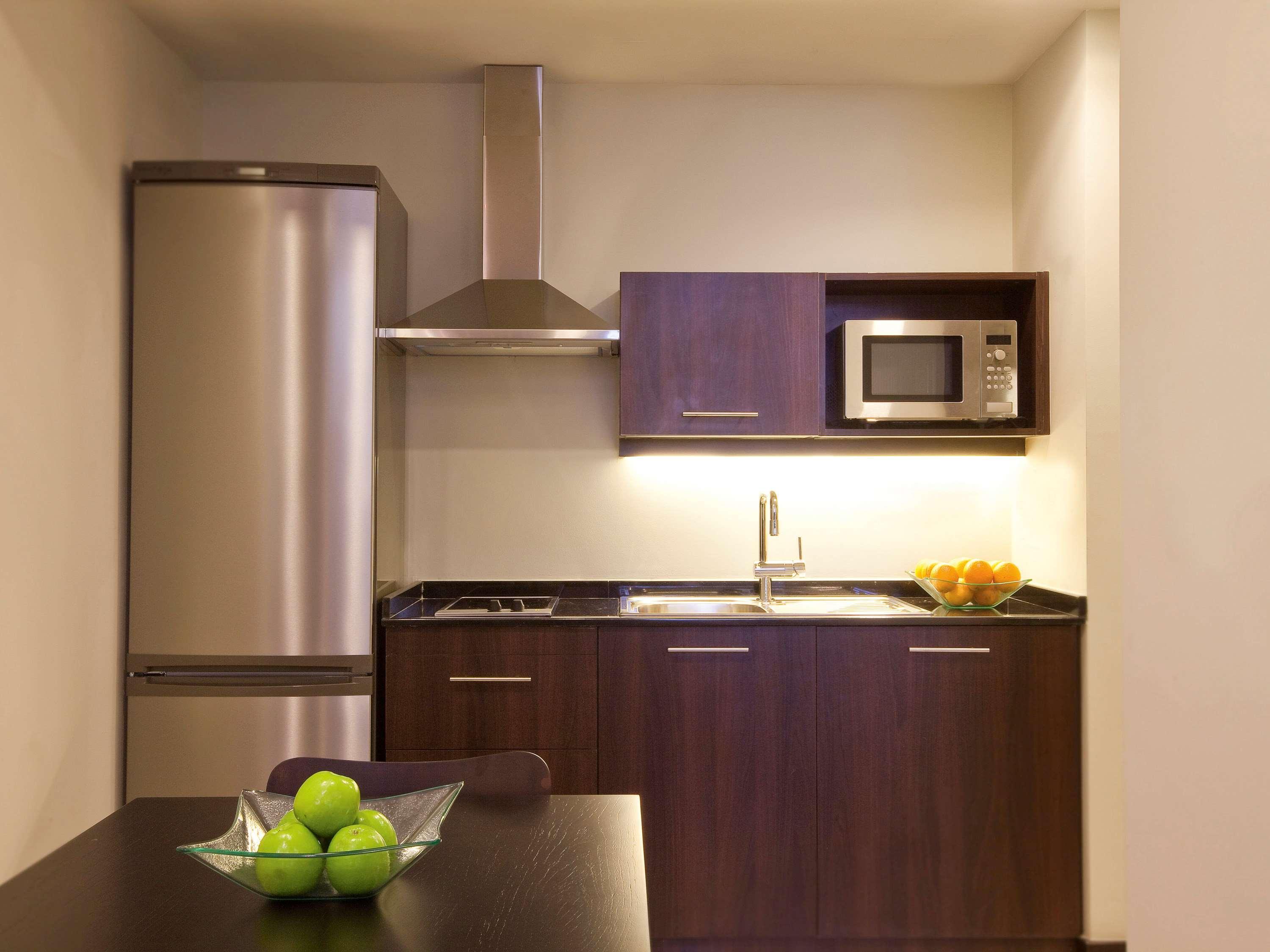Moevenpick Hotel Apartments Al Mamzar Dubai Ngoại thất bức ảnh A modern kitchen