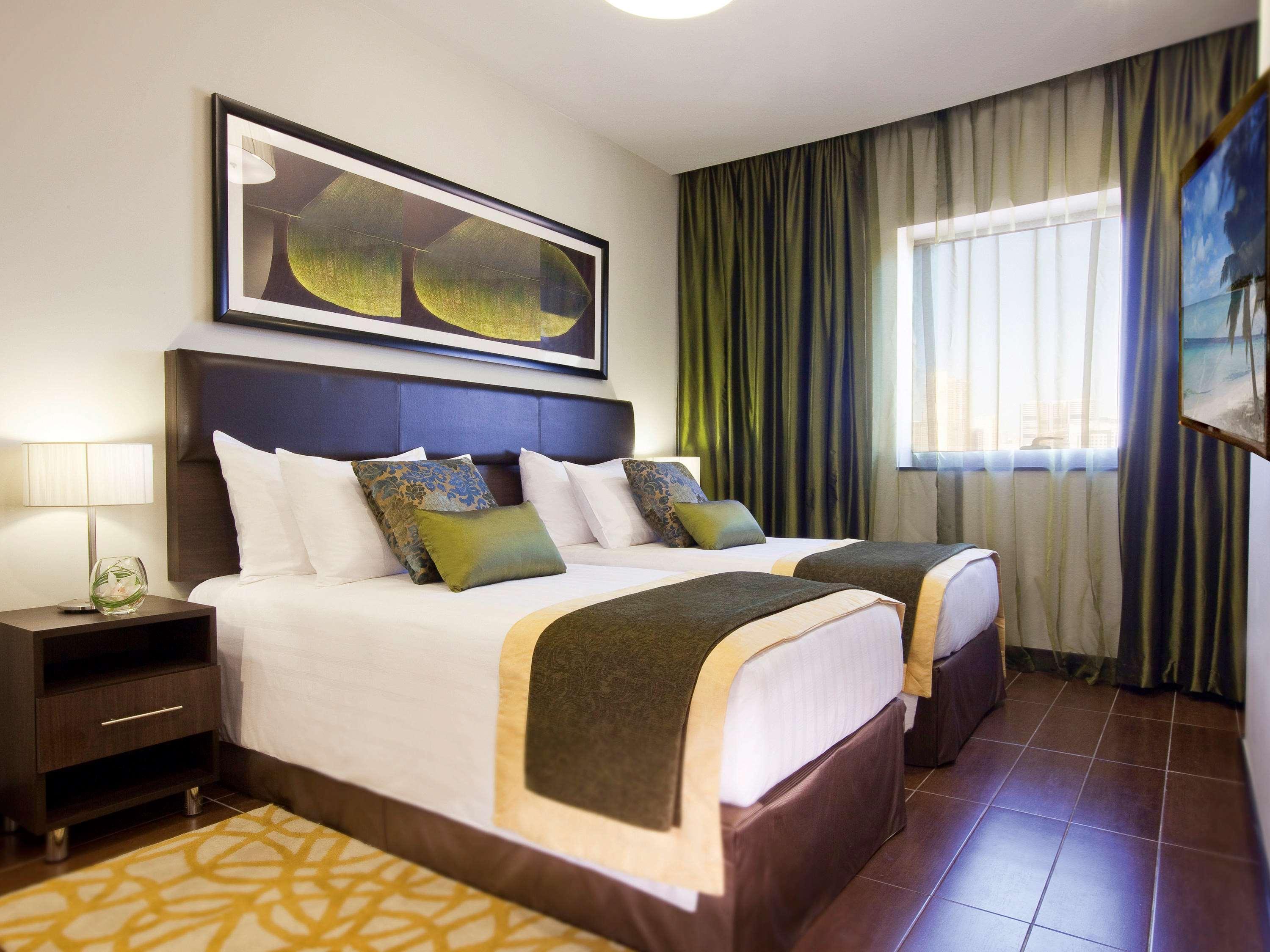 Moevenpick Hotel Apartments Al Mamzar Dubai Ngoại thất bức ảnh A bedroom at the hotel