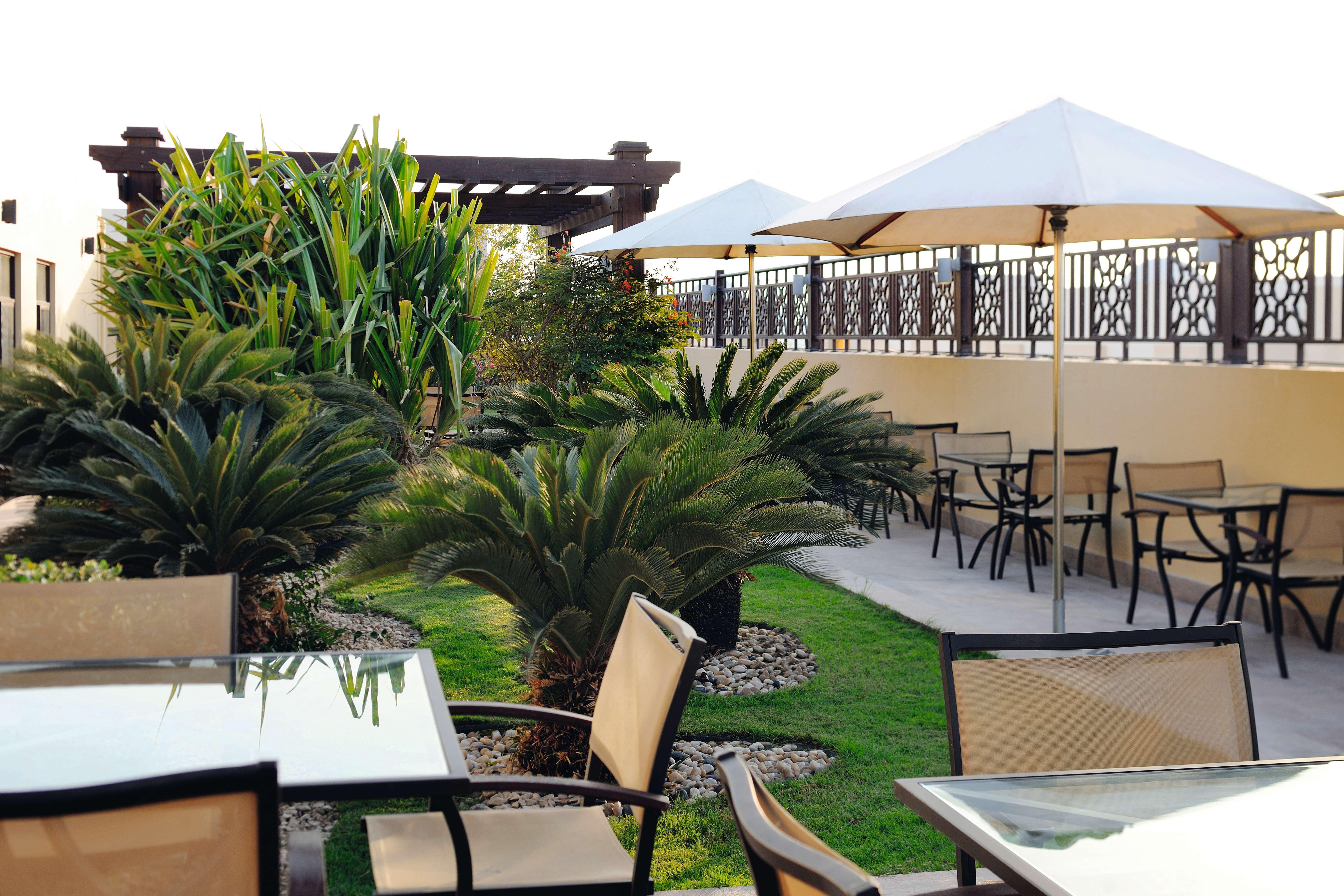 Moevenpick Hotel Apartments Al Mamzar Dubai Ngoại thất bức ảnh The rooftop garden at the hotel