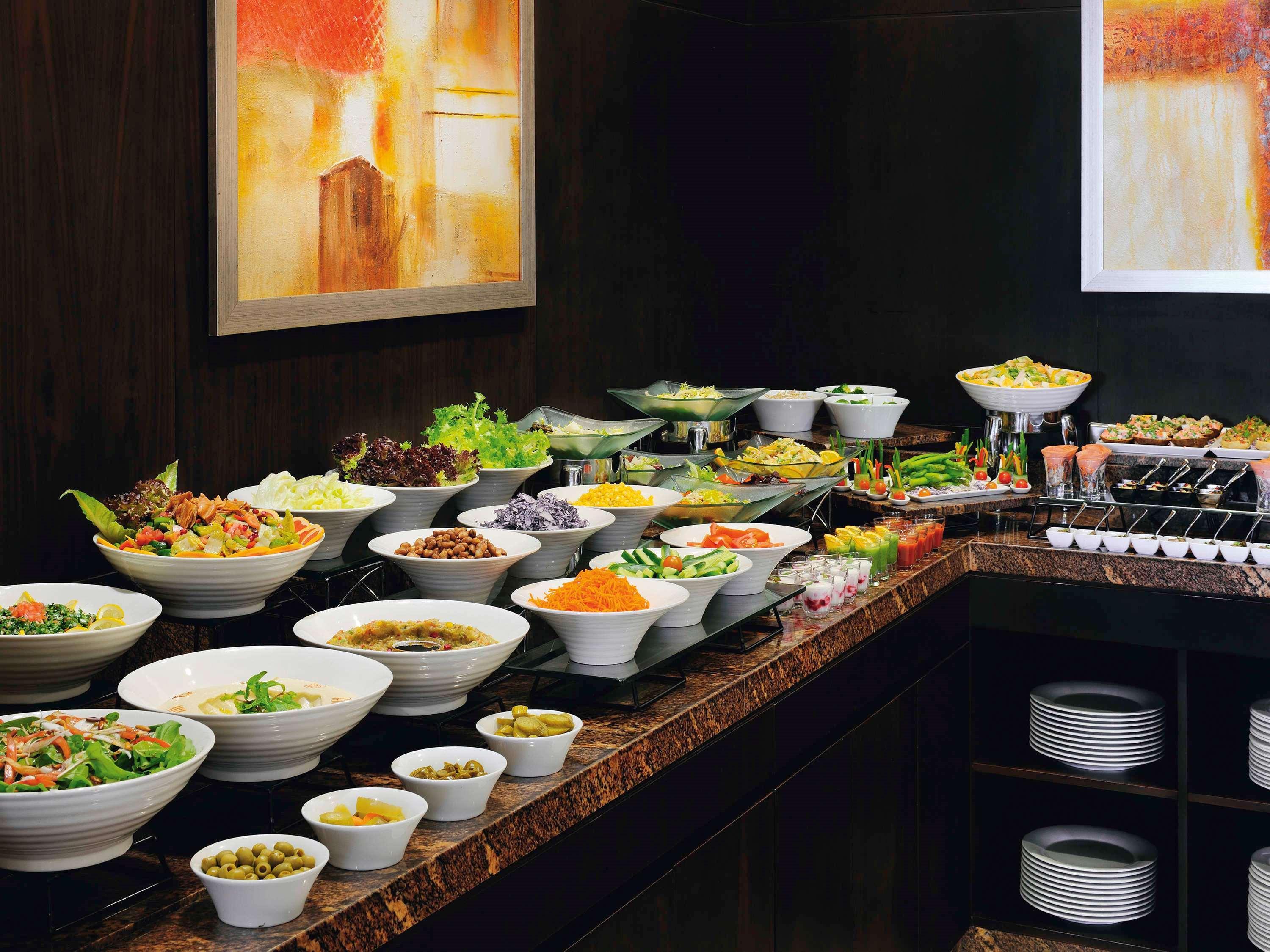 Moevenpick Hotel Apartments Al Mamzar Dubai Ngoại thất bức ảnh A salad bar