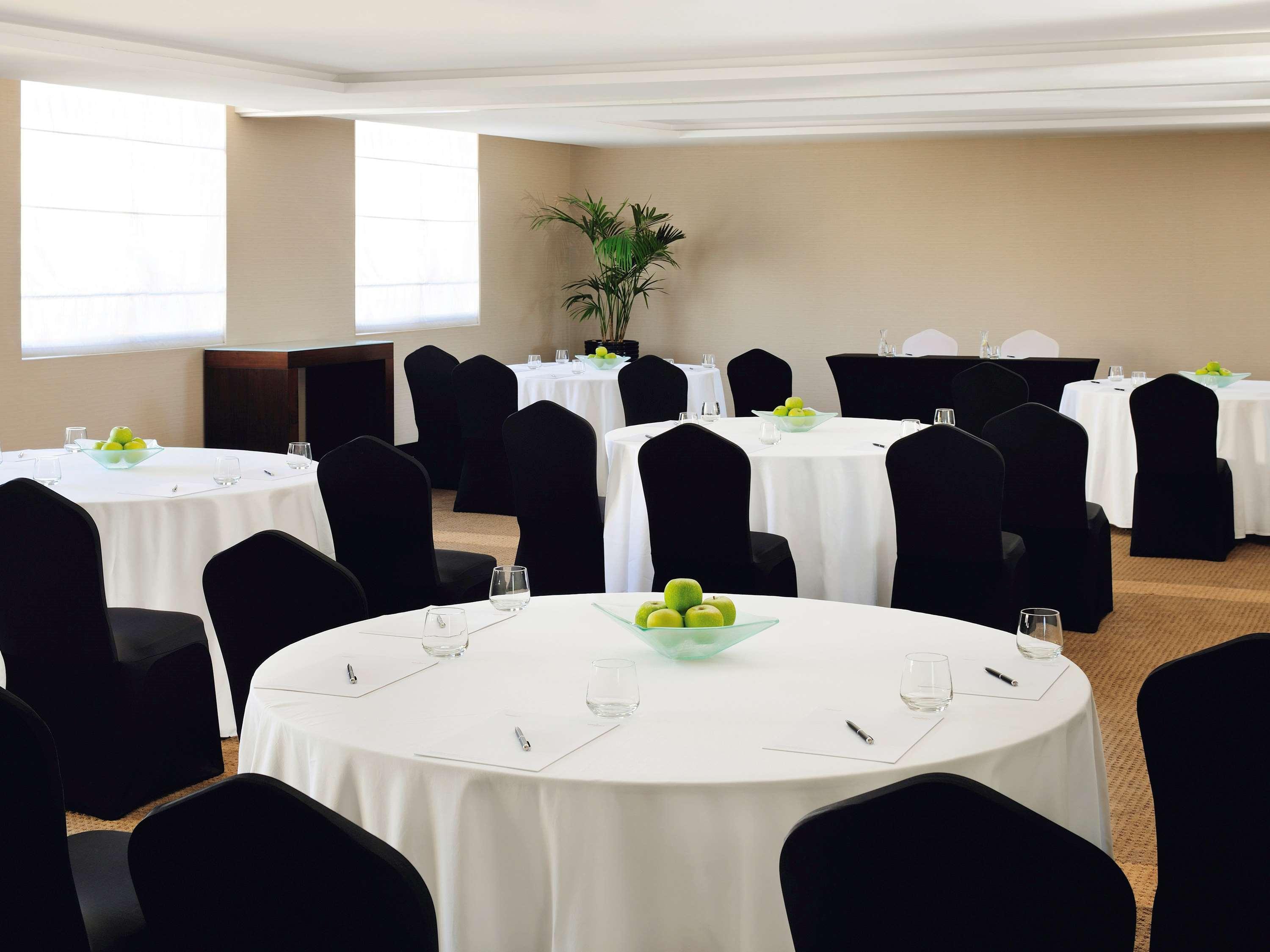 Moevenpick Hotel Apartments Al Mamzar Dubai Ngoại thất bức ảnh The Westin Palace Madrid