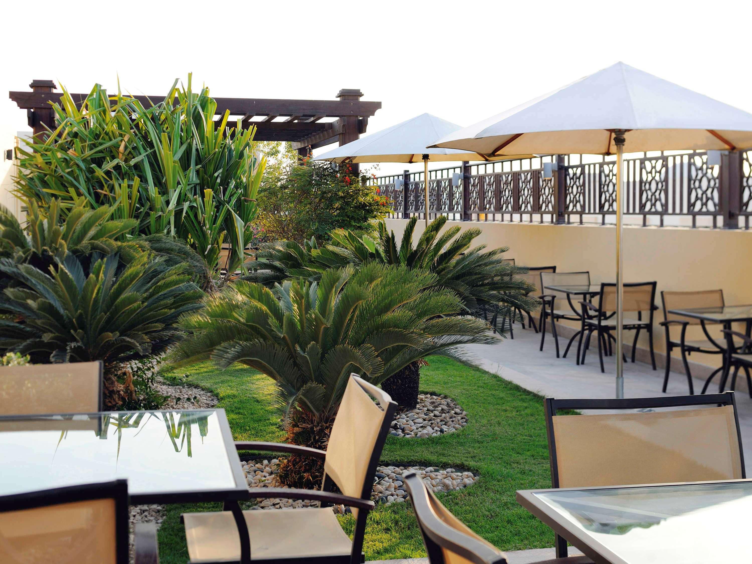 Moevenpick Hotel Apartments Al Mamzar Dubai Ngoại thất bức ảnh The rooftop garden at the hotel