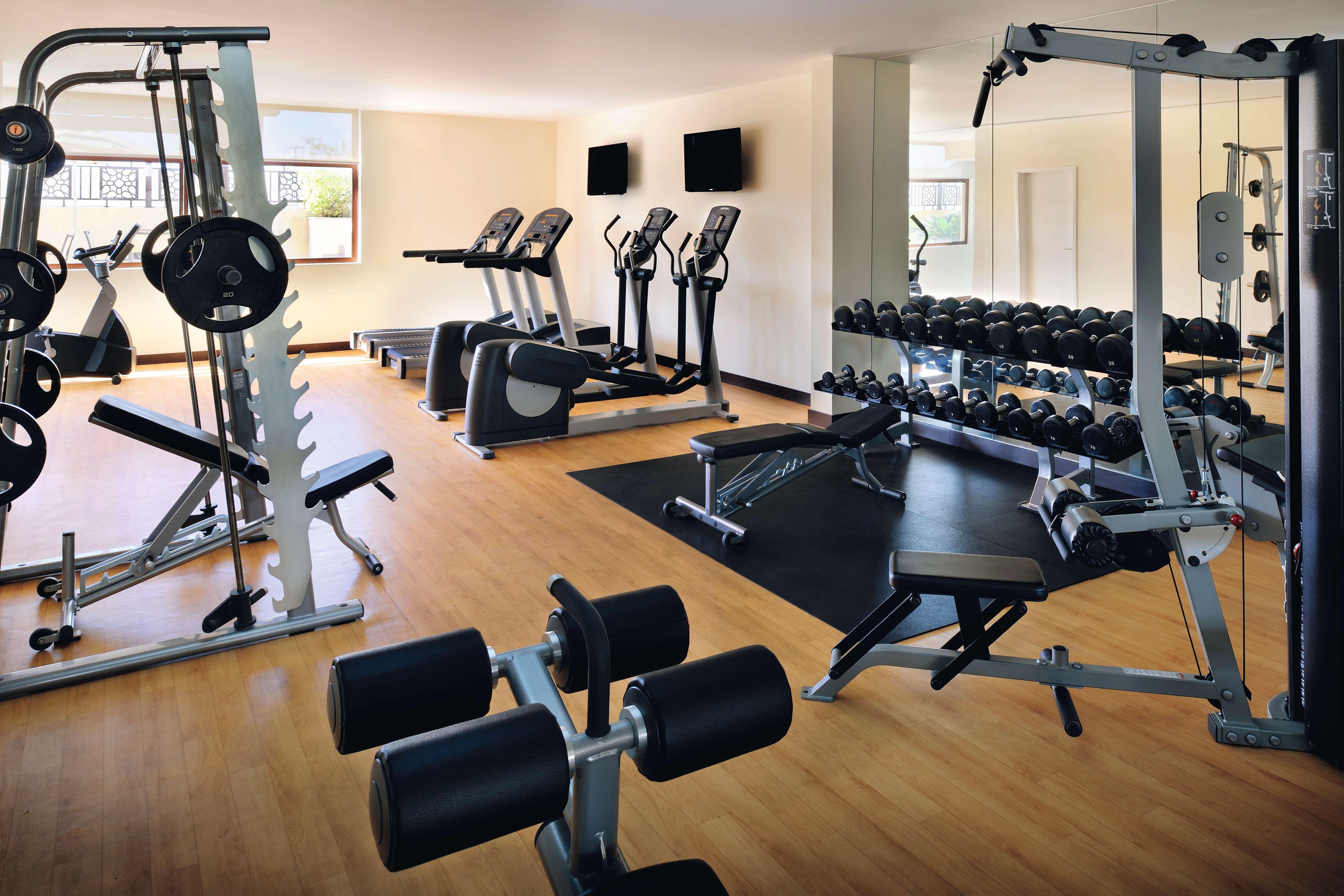 Moevenpick Hotel Apartments Al Mamzar Dubai Ngoại thất bức ảnh A typical gym