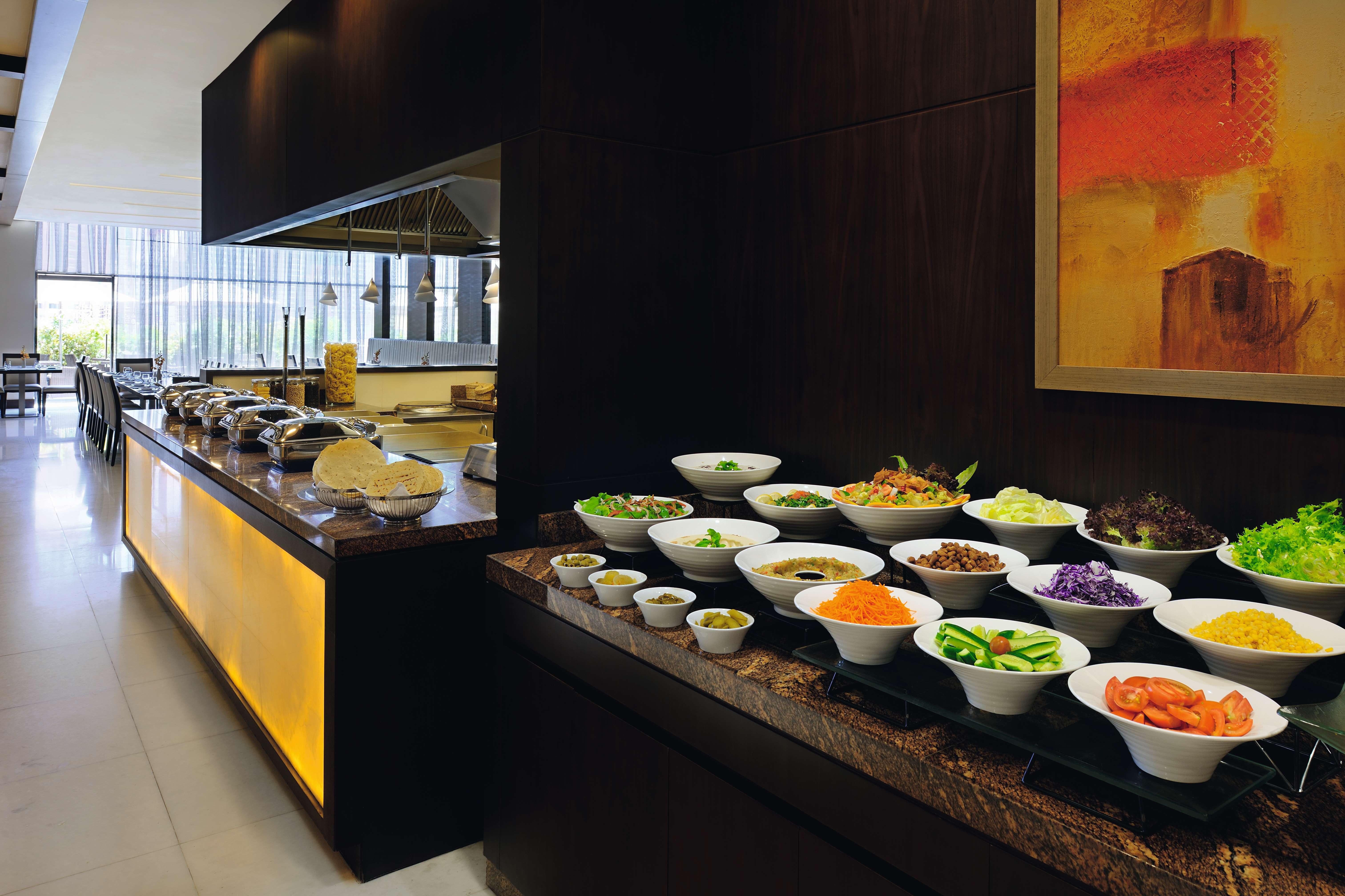 Moevenpick Hotel Apartments Al Mamzar Dubai Ngoại thất bức ảnh A salad bar
