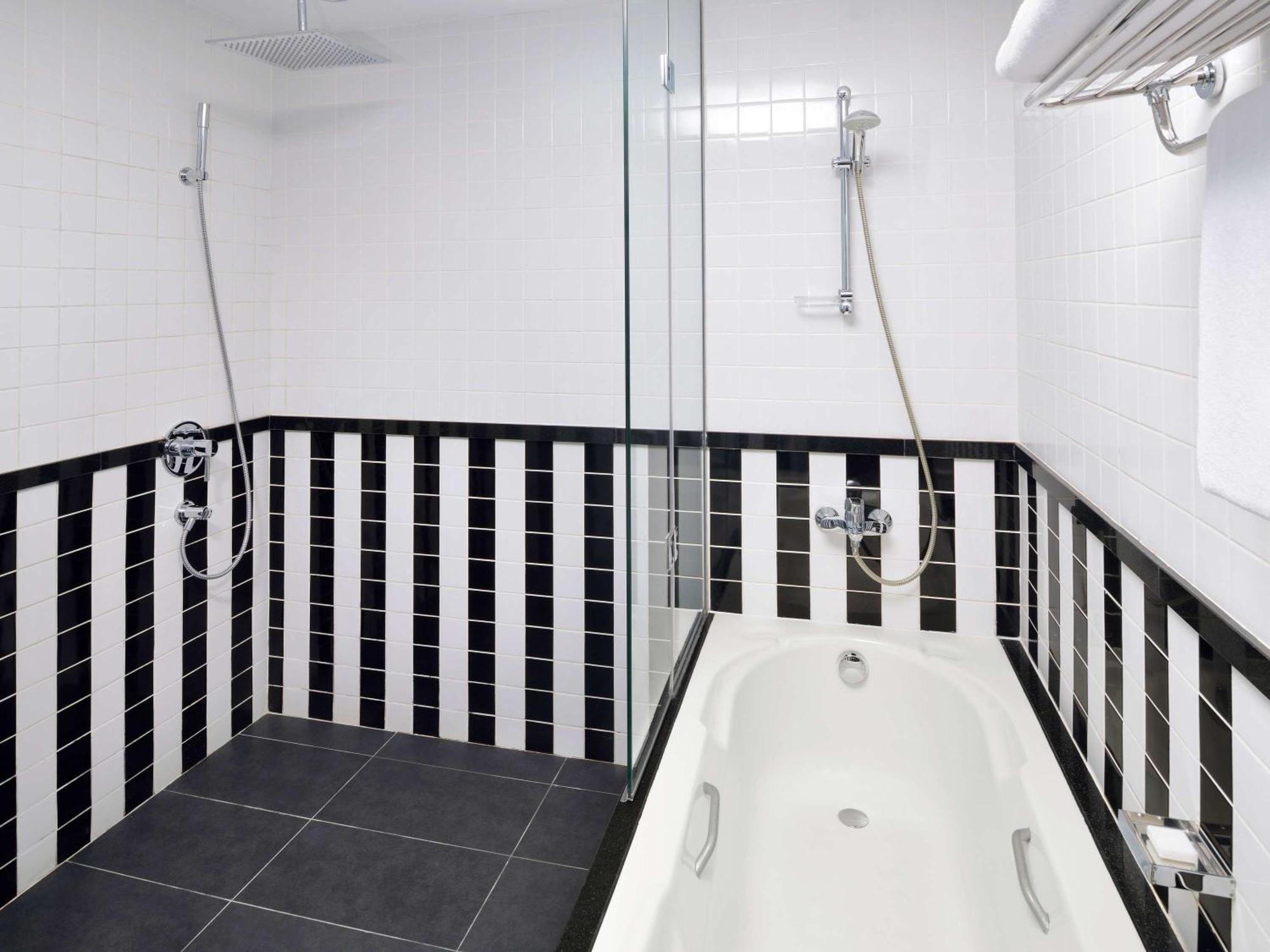 Moevenpick Hotel Apartments Al Mamzar Dubai Ngoại thất bức ảnh Bathroom with shower and bath