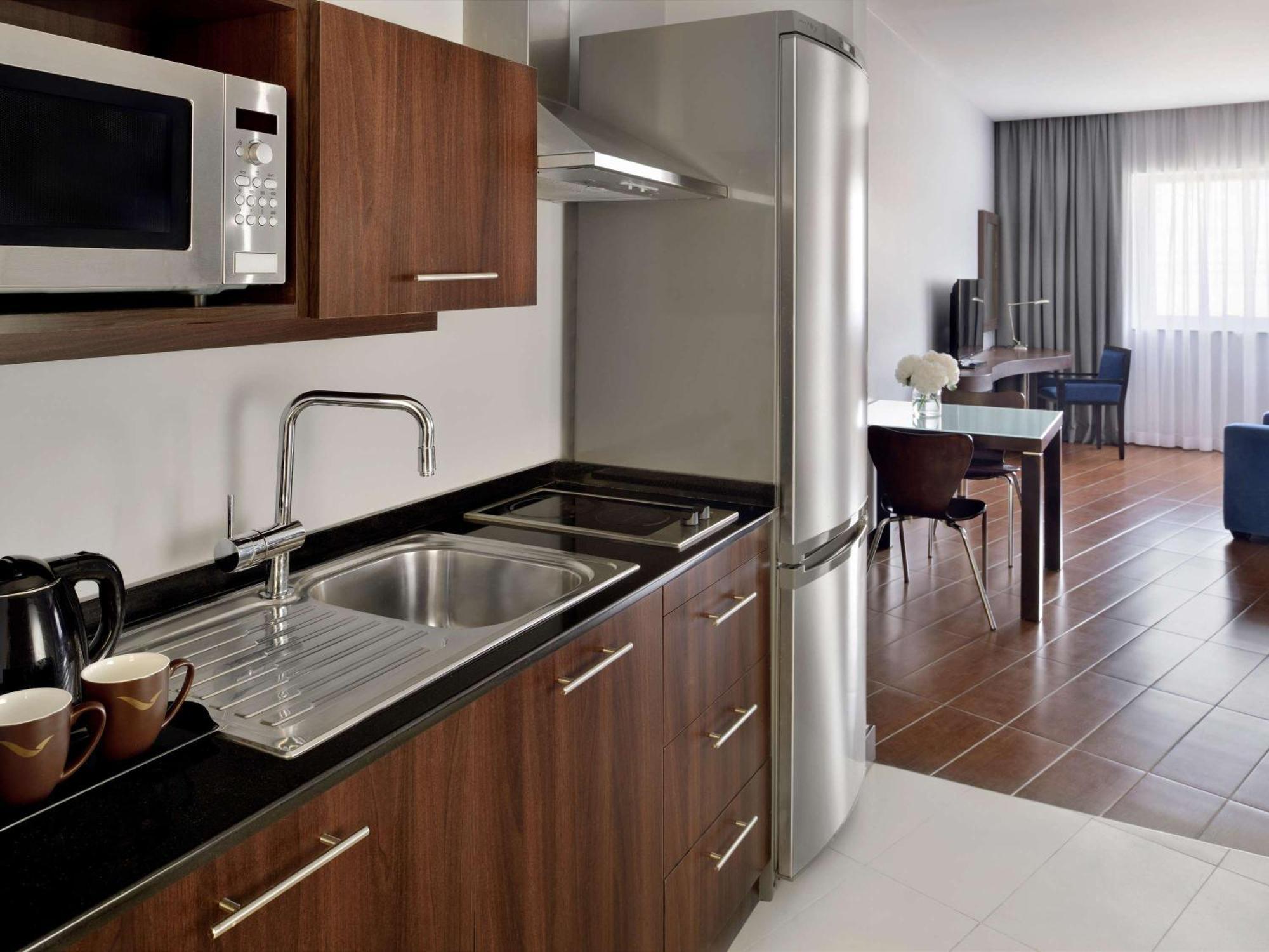 Moevenpick Hotel Apartments Al Mamzar Dubai Ngoại thất bức ảnh Kitchenette