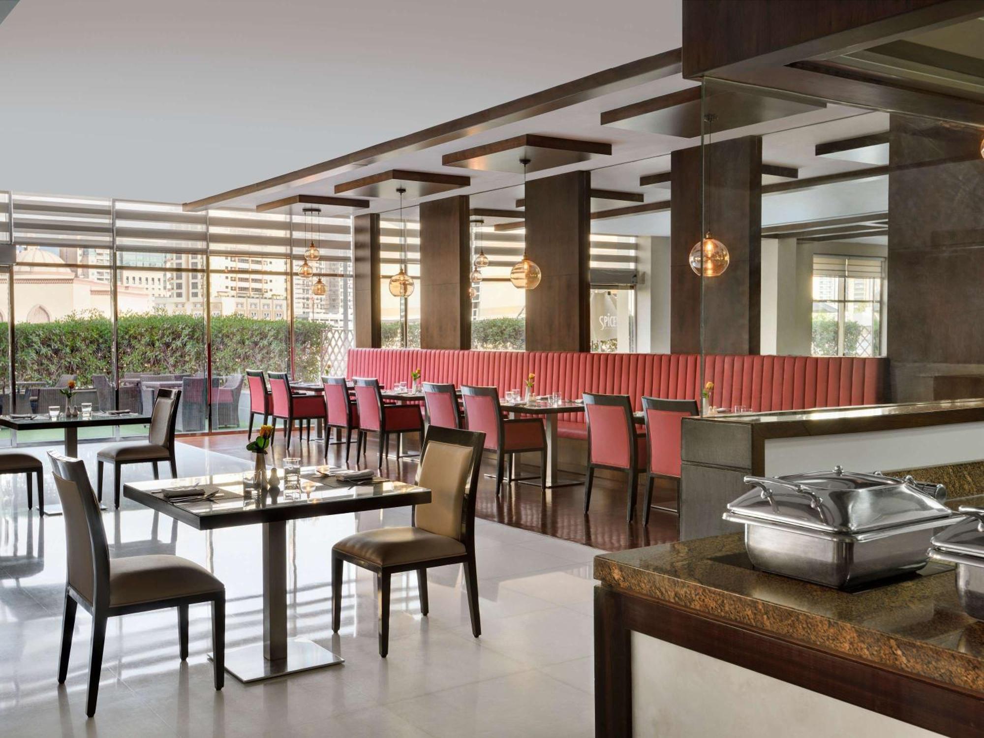 Moevenpick Hotel Apartments Al Mamzar Dubai Ngoại thất bức ảnh The restaurant