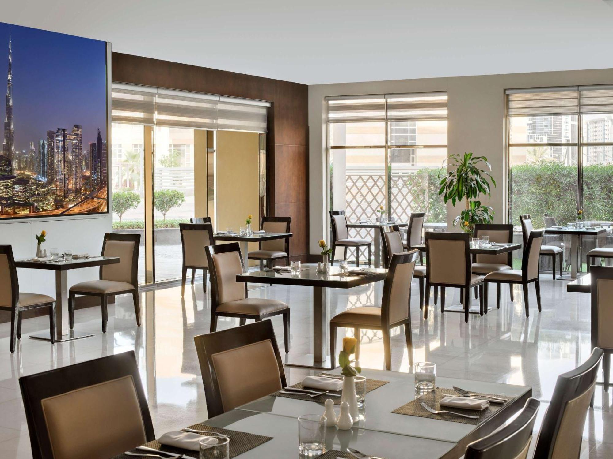 Moevenpick Hotel Apartments Al Mamzar Dubai Ngoại thất bức ảnh The restaurant