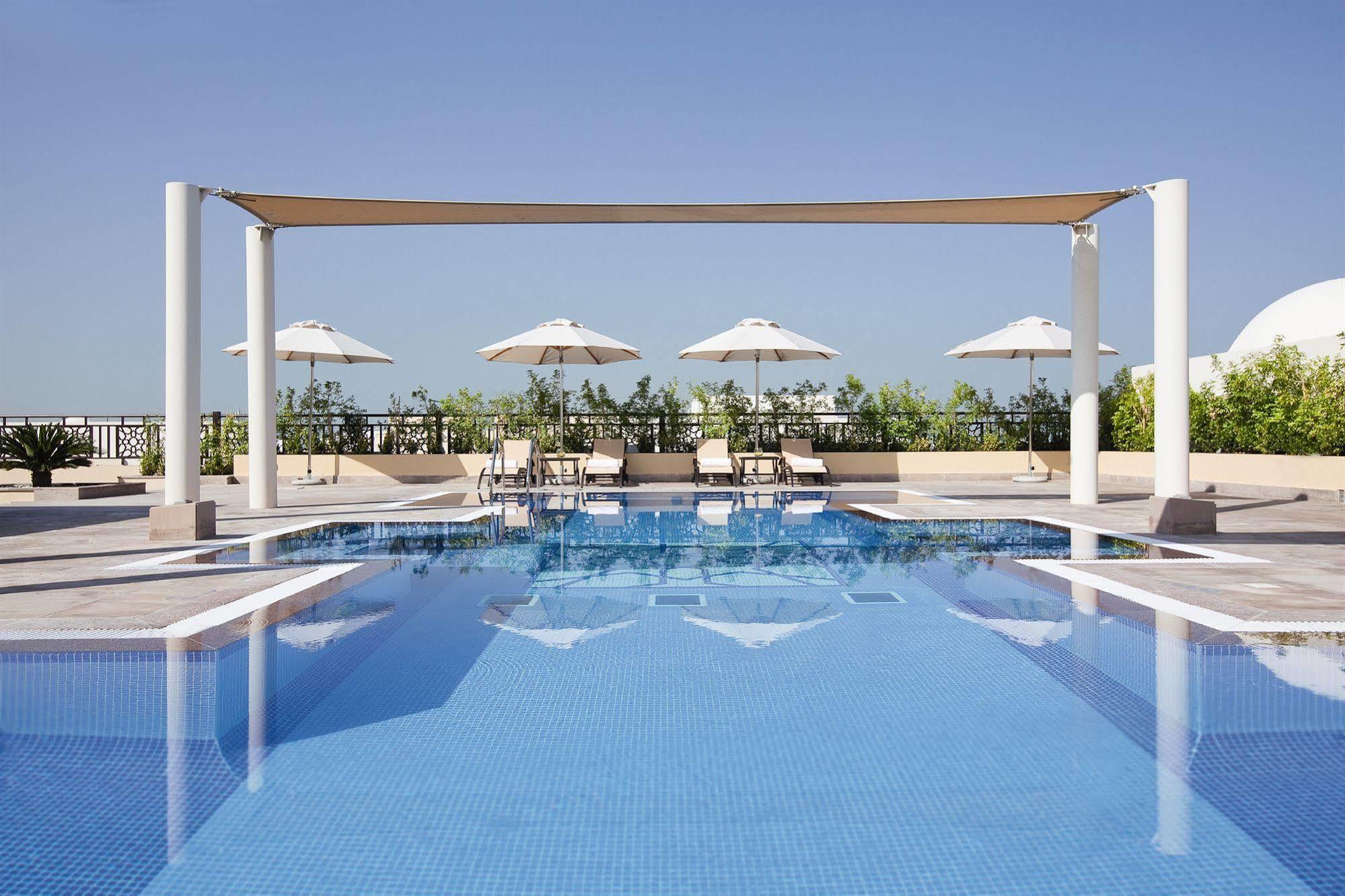 Moevenpick Hotel Apartments Al Mamzar Dubai Ngoại thất bức ảnh The swimming pool at the hotel